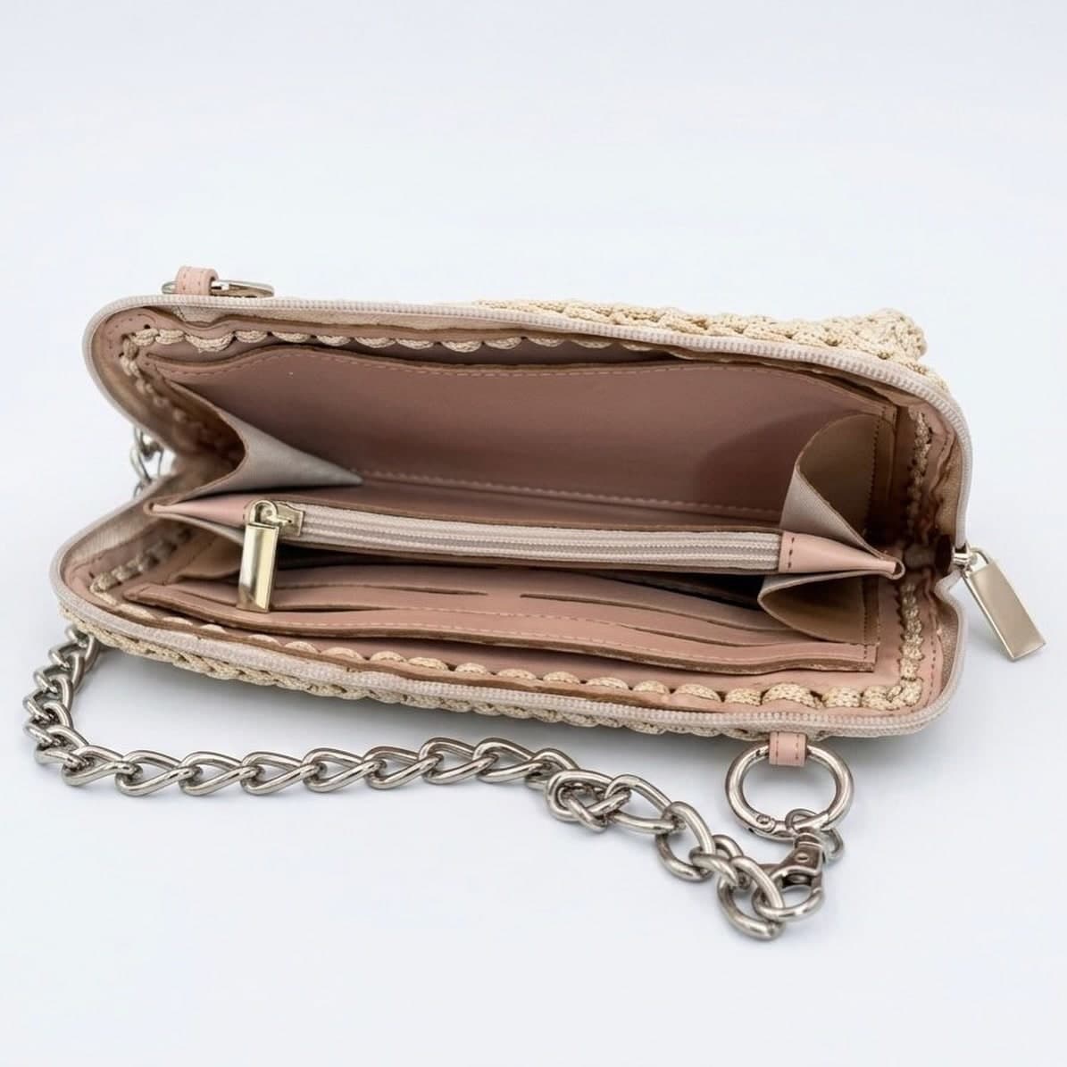 Detalhe: Interior da bolsa Amsterdã com divisórias, porta-cartão e zíper
