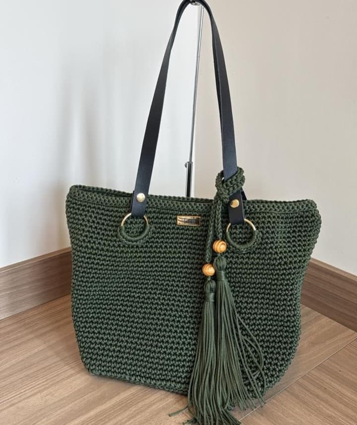 Bolsa Atins verde-musgo aberta em formato tote