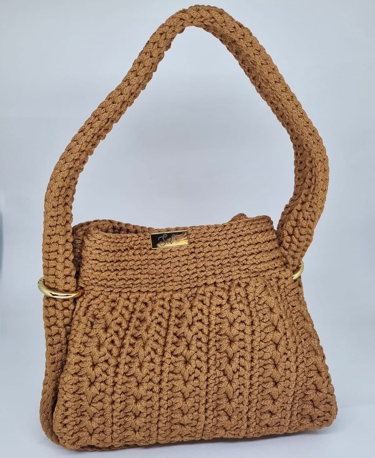 Detalhe: Bolsa Bogotá em crochê caramelo com alça de ombro larga