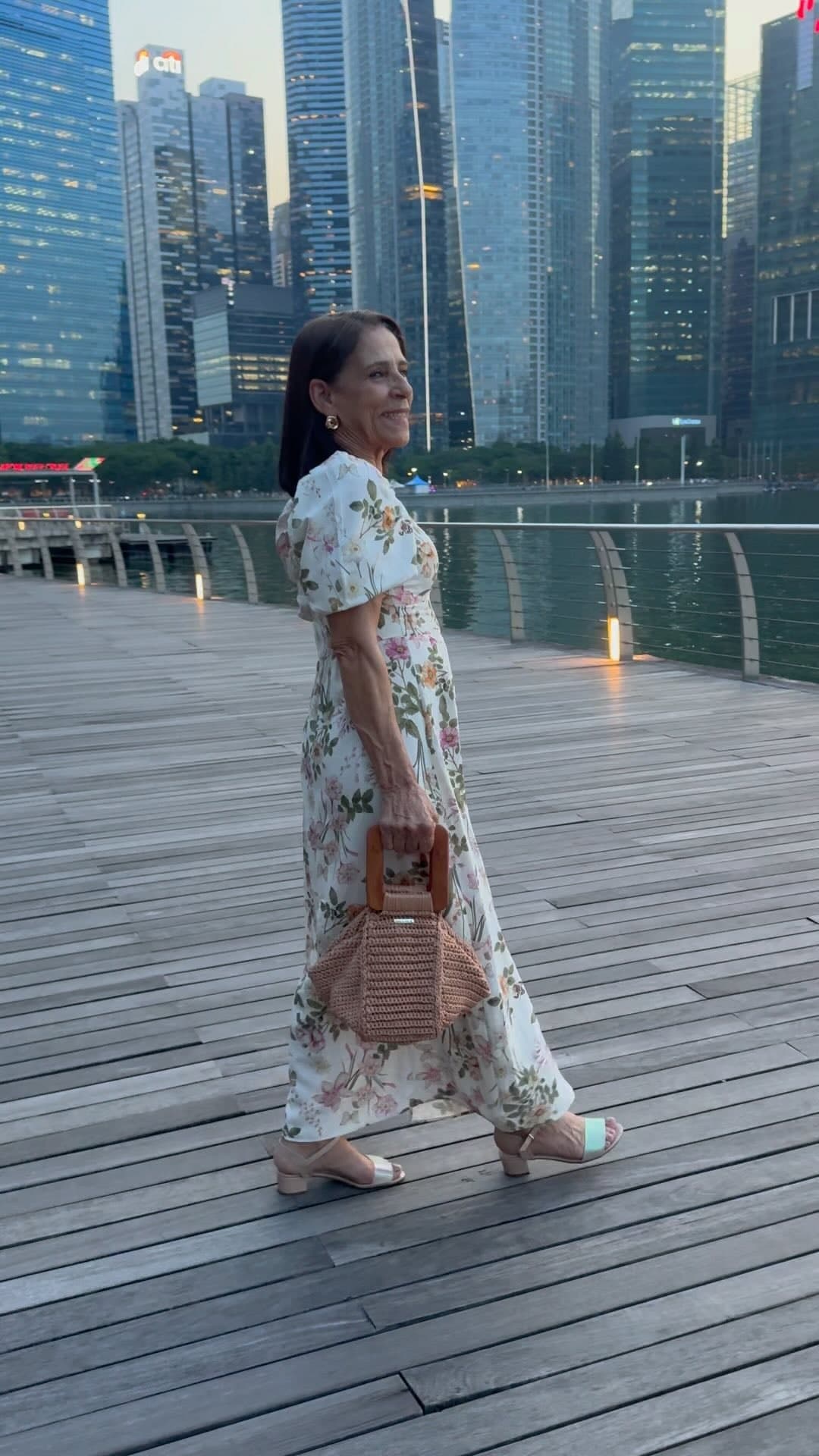 Mulher caminhando com a bolsa Capri na orla de Singapura