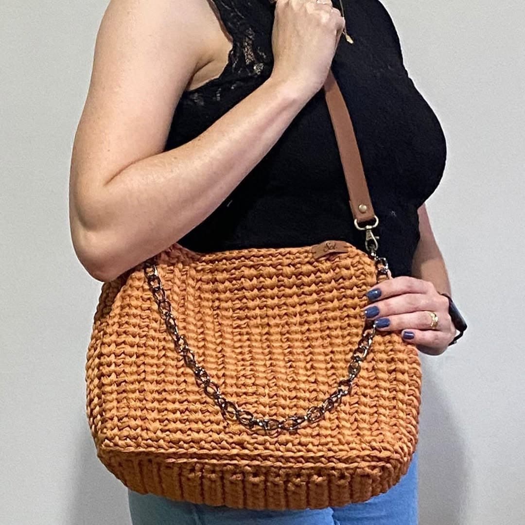 Bolsa Sevilha caramelo usada no ombro