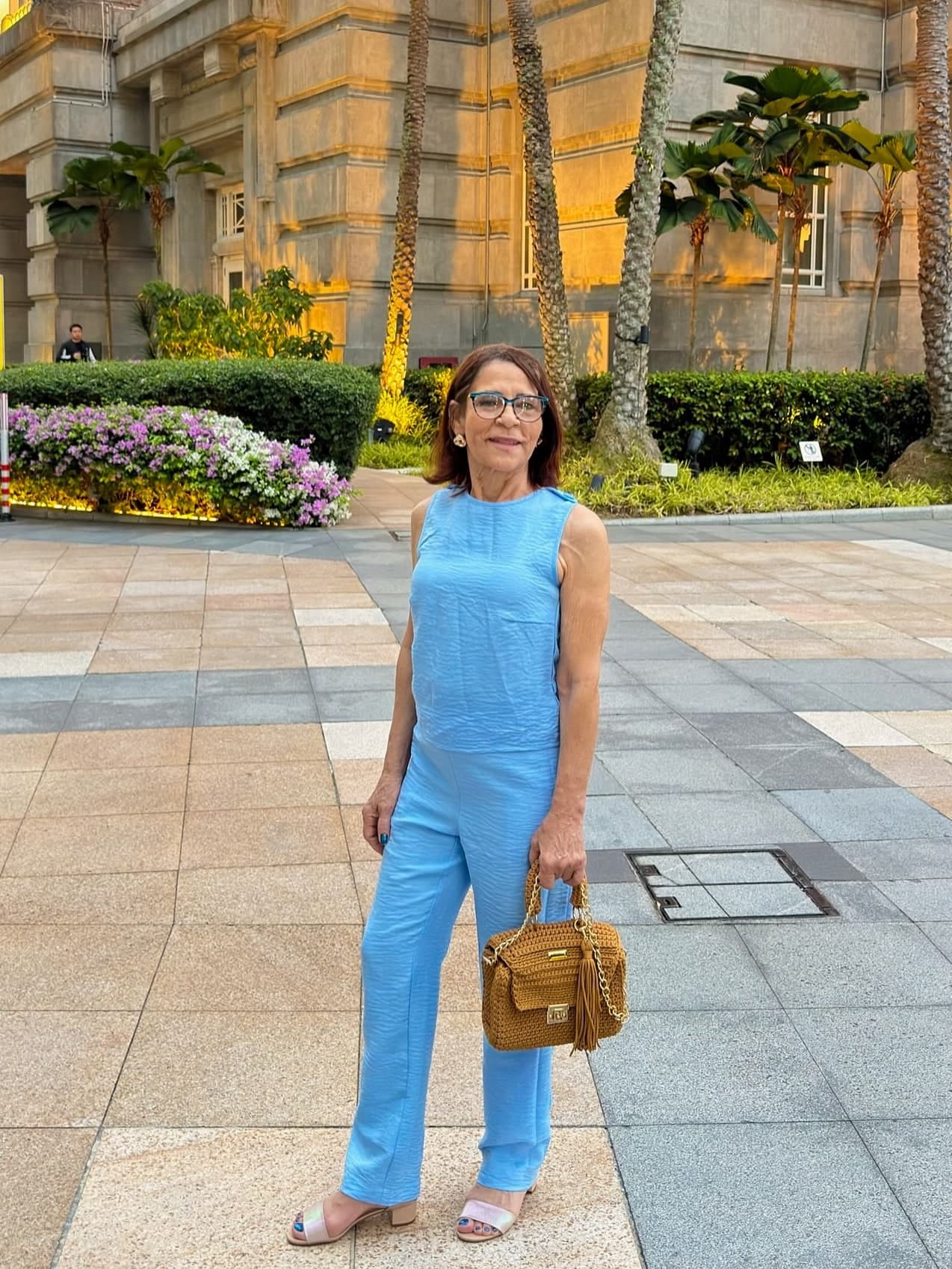 Soleide Nonato, a criadora, com a bolsa Siena caramelo em Singapura