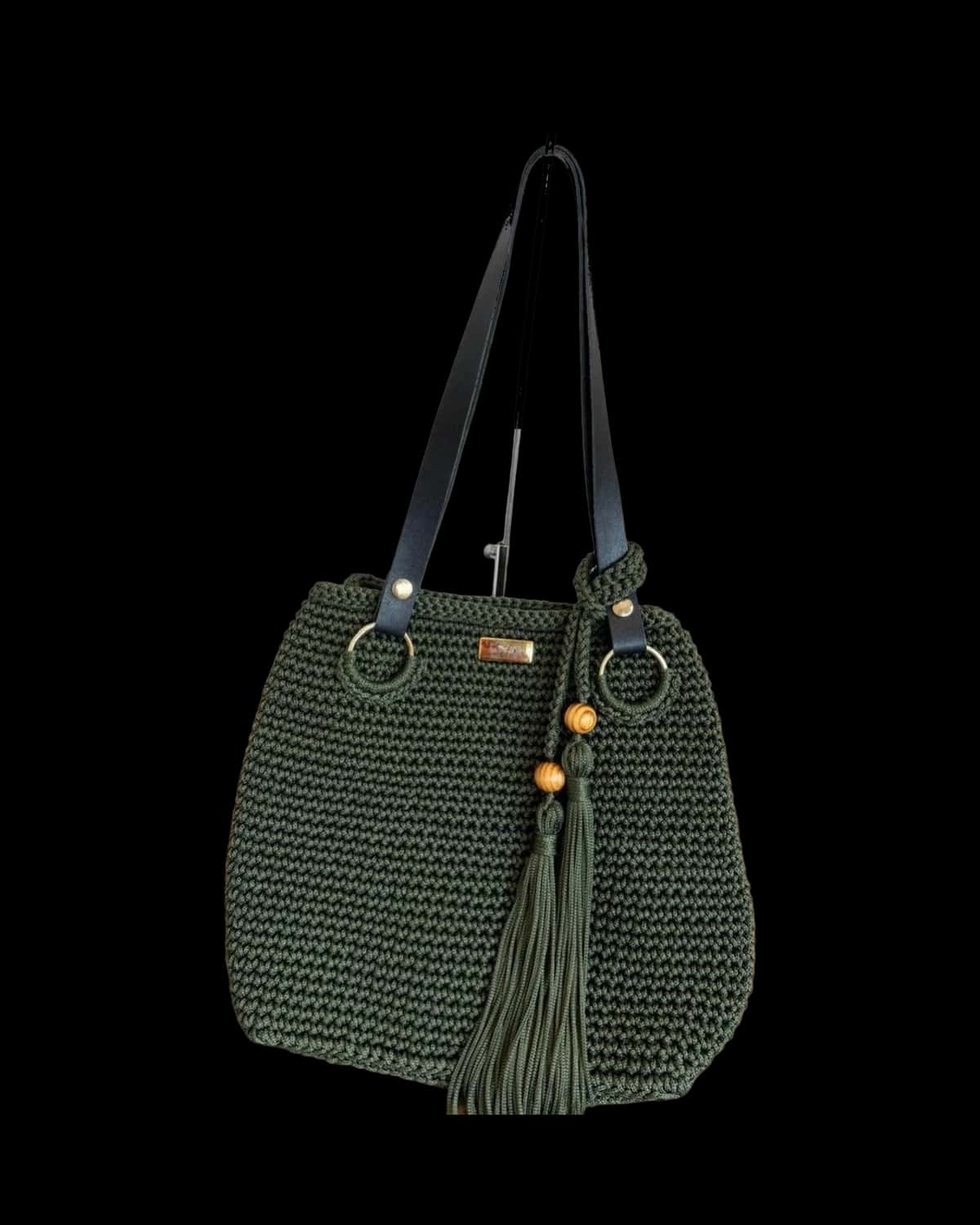 Bolsa Atins verde-musgo em formato saco, com franja, foto de catálogo em fundo neutro
