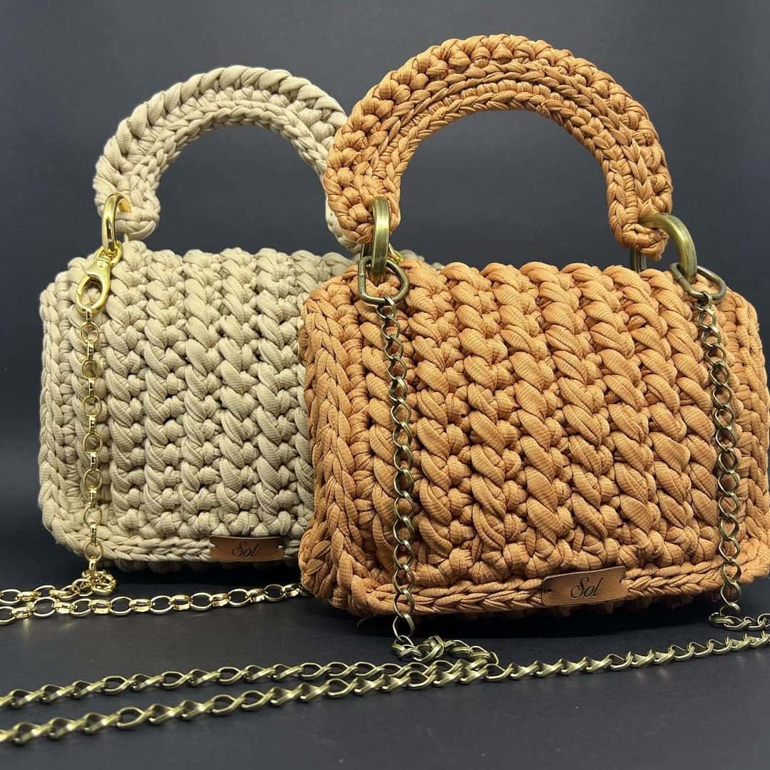 Duas bolsas Bali, uma bege e uma terracota, com alça de mão em crochê e corrente