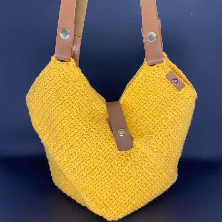 Bolsa Cairo amarela em crochê de barbante, com fecho e alças tipo couro caramelo