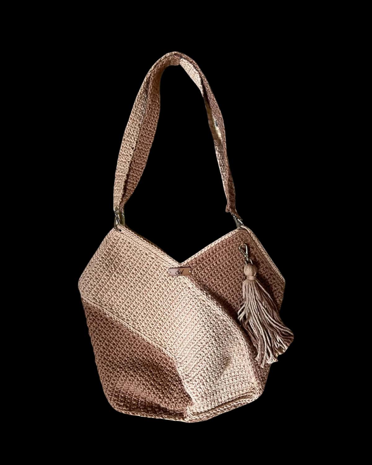 Bolsa Cairo rosé em crochê de barbante, com tassel e alça estampada, foto de catálogo em fundo neutro