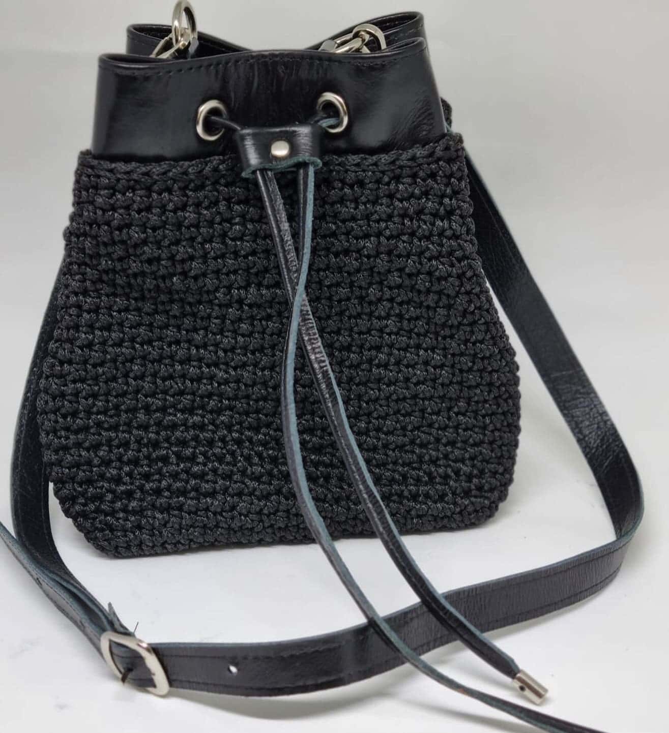 Bolsa saco Caraíva preta com boca e alça tiracolo tipo couro preto