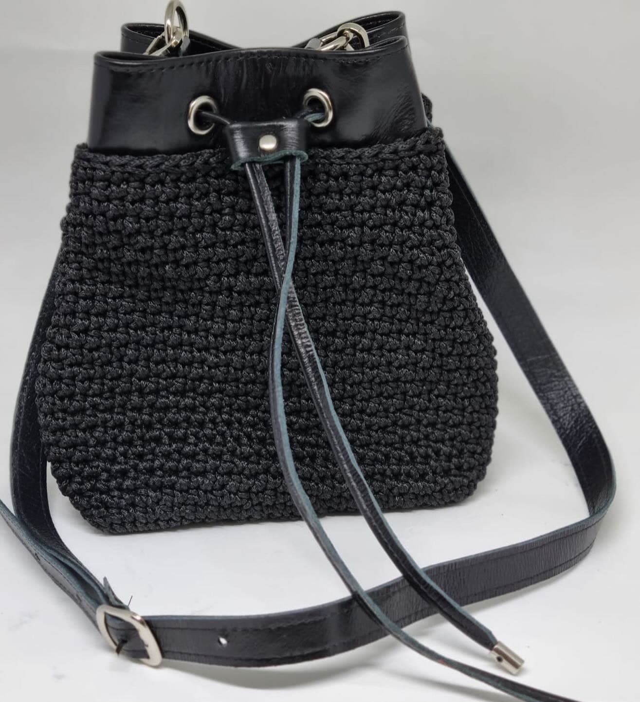Bolsa saco Caraíva preta com boca e alça tiracolo tipo couro preto