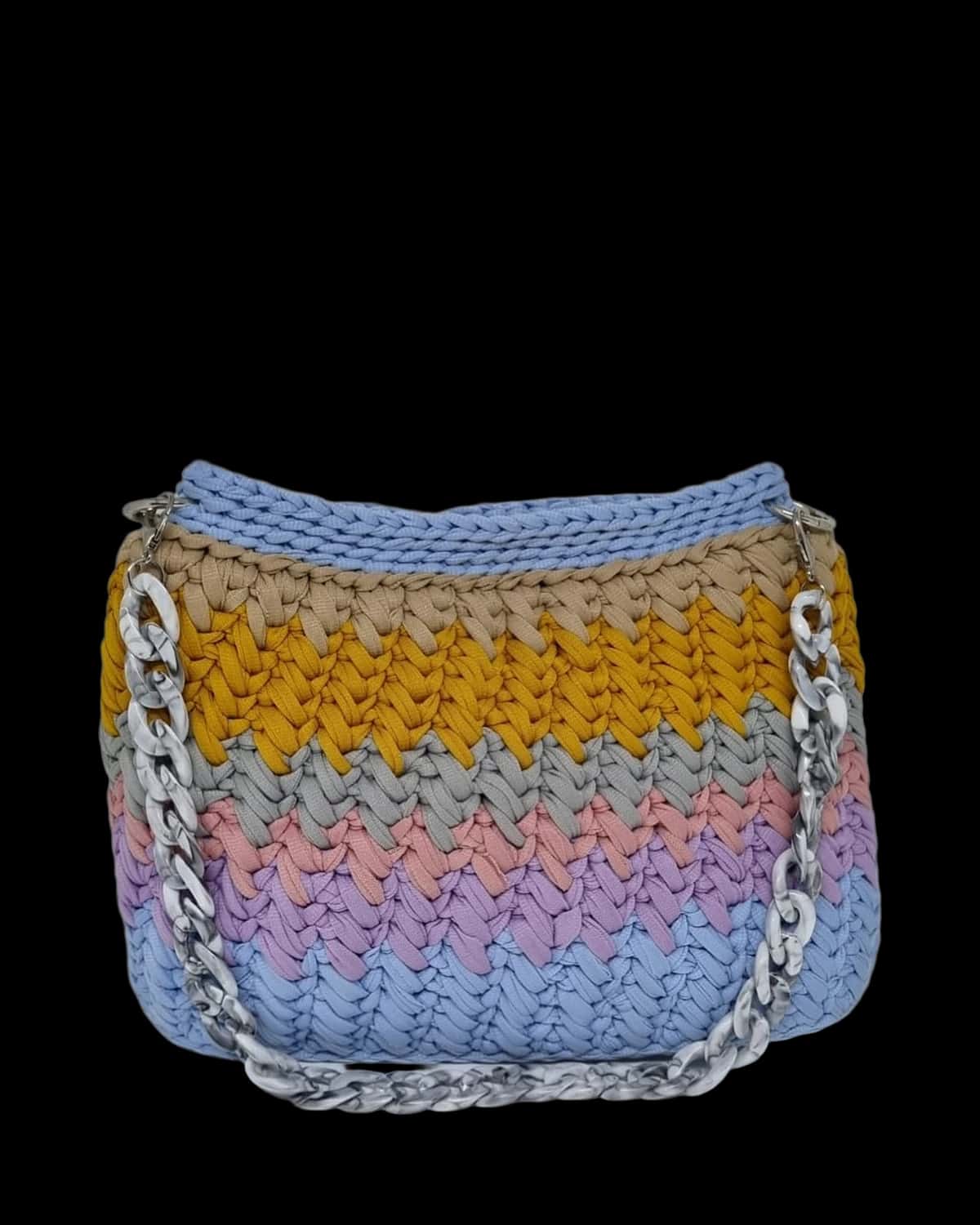 Bolsa Cartagena em faixas azul, mostarda, cinza, rosa e lilás, com alça de elos de acrílico, foto de catálogo em fundo neutro