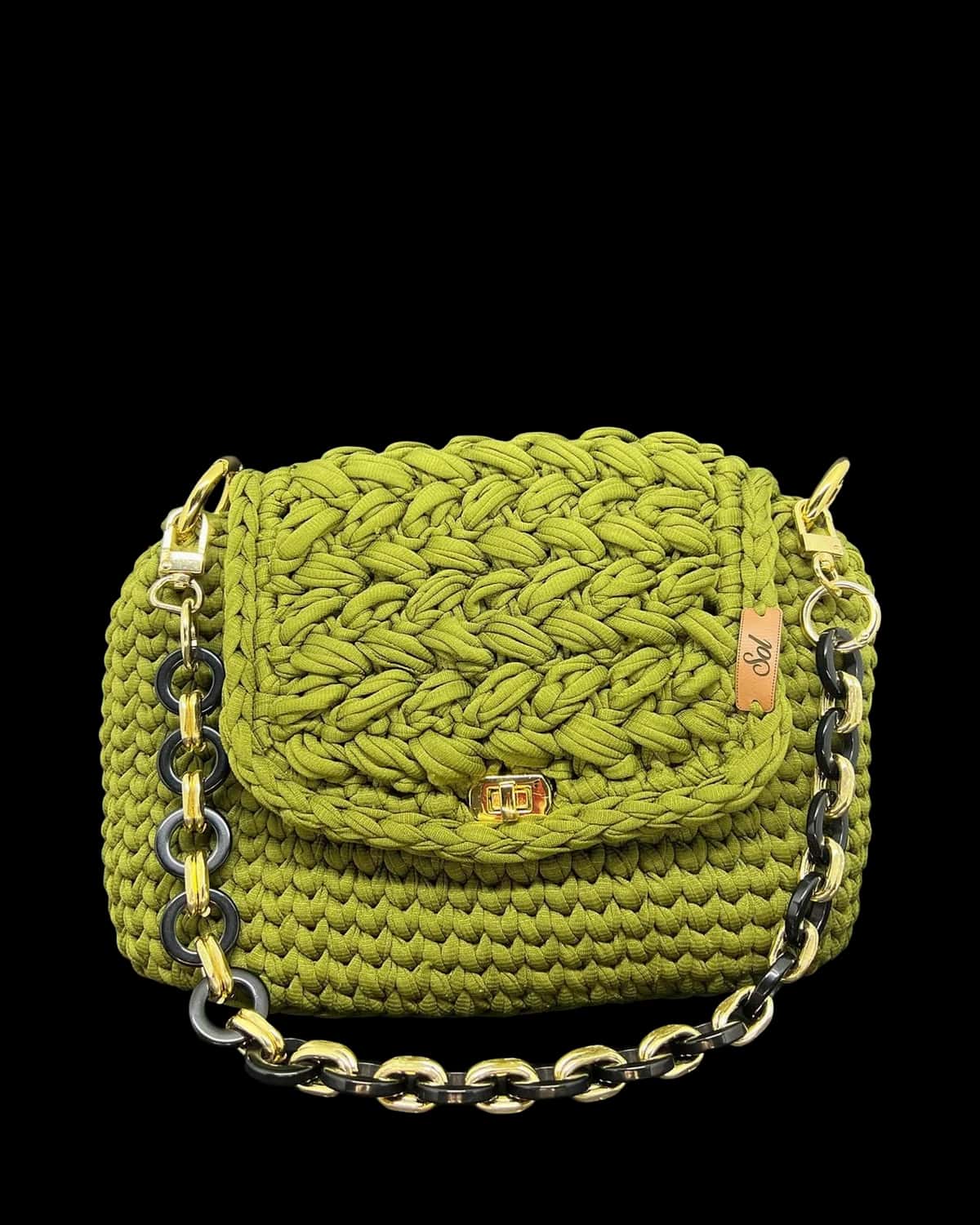 Bolsa Florença verde-oliva com aba trançada, fecho dourado e alça de corrente de elos grandes, foto de catálogo em fundo neutro
