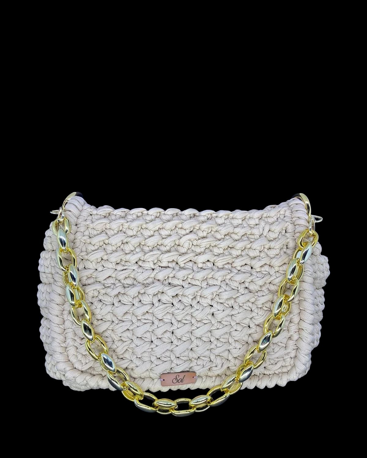 Bolsa Genebra off-white em ponto pipoca, com alça de corrente dourada, foto de catálogo em fundo neutro