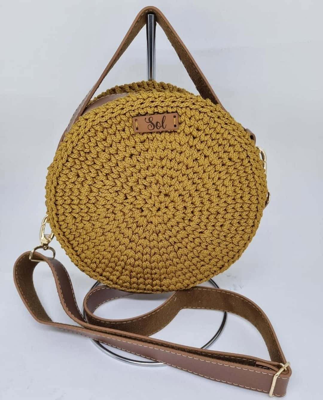 Bolsa Jacarta redonda mostarda com lateral e alças tipo couro marrom