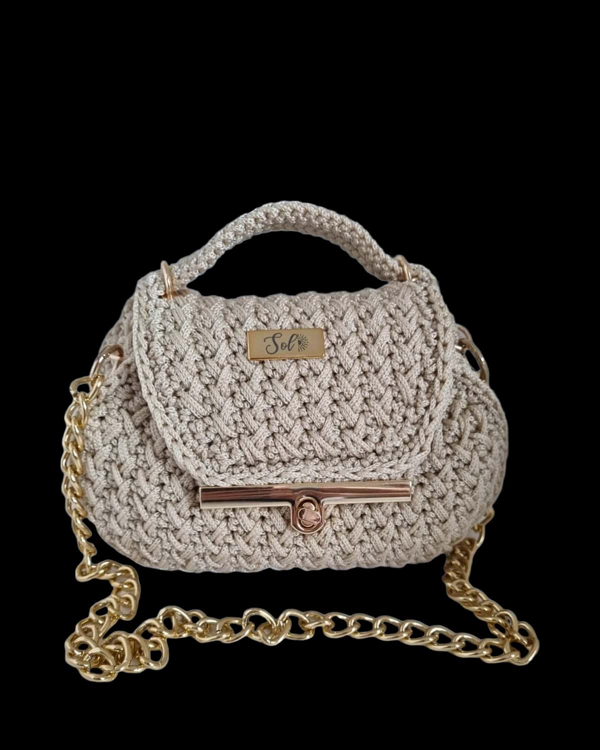 Bolsa Jaipur cru com alça de mão, fecho dourado e corrente dourada de elos grandes, foto de catálogo em fundo neutro