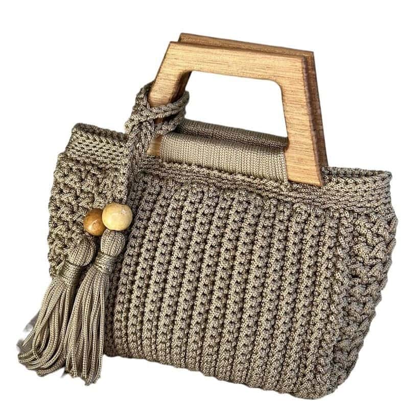 Bolsa Maceió cor fendi com alça de madeira, tassel duplo e contas de madeira