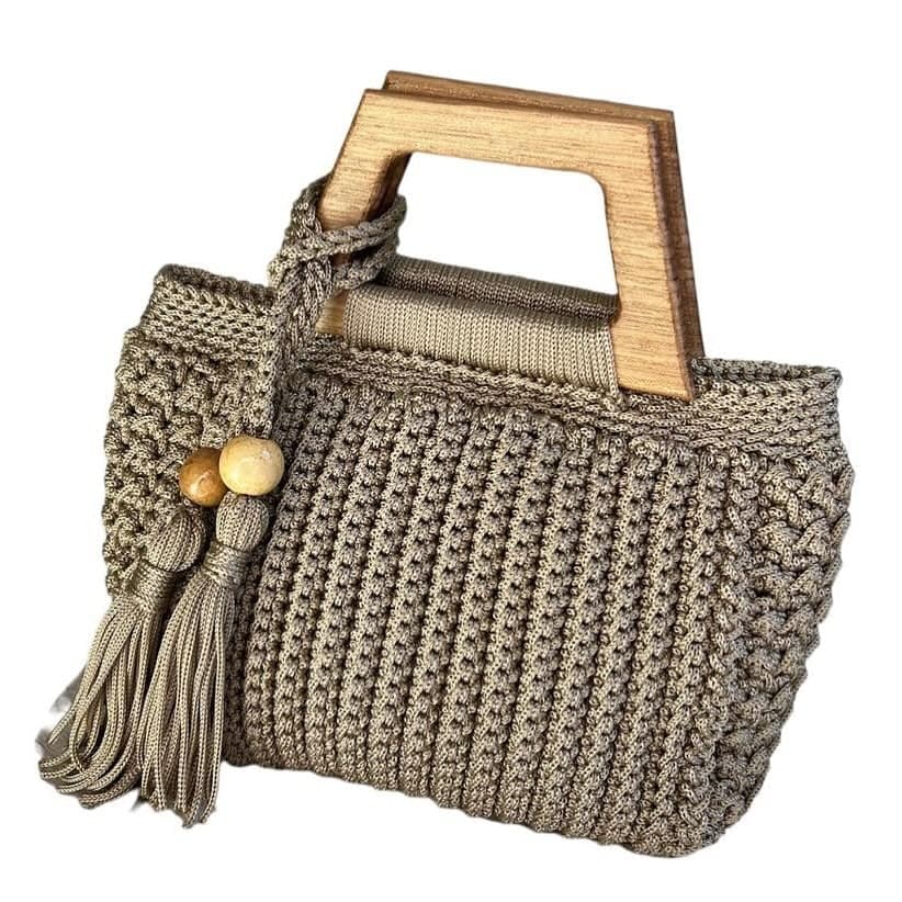 Bolsa Maceió cor fendi com alça de madeira, tassel duplo e contas de madeira