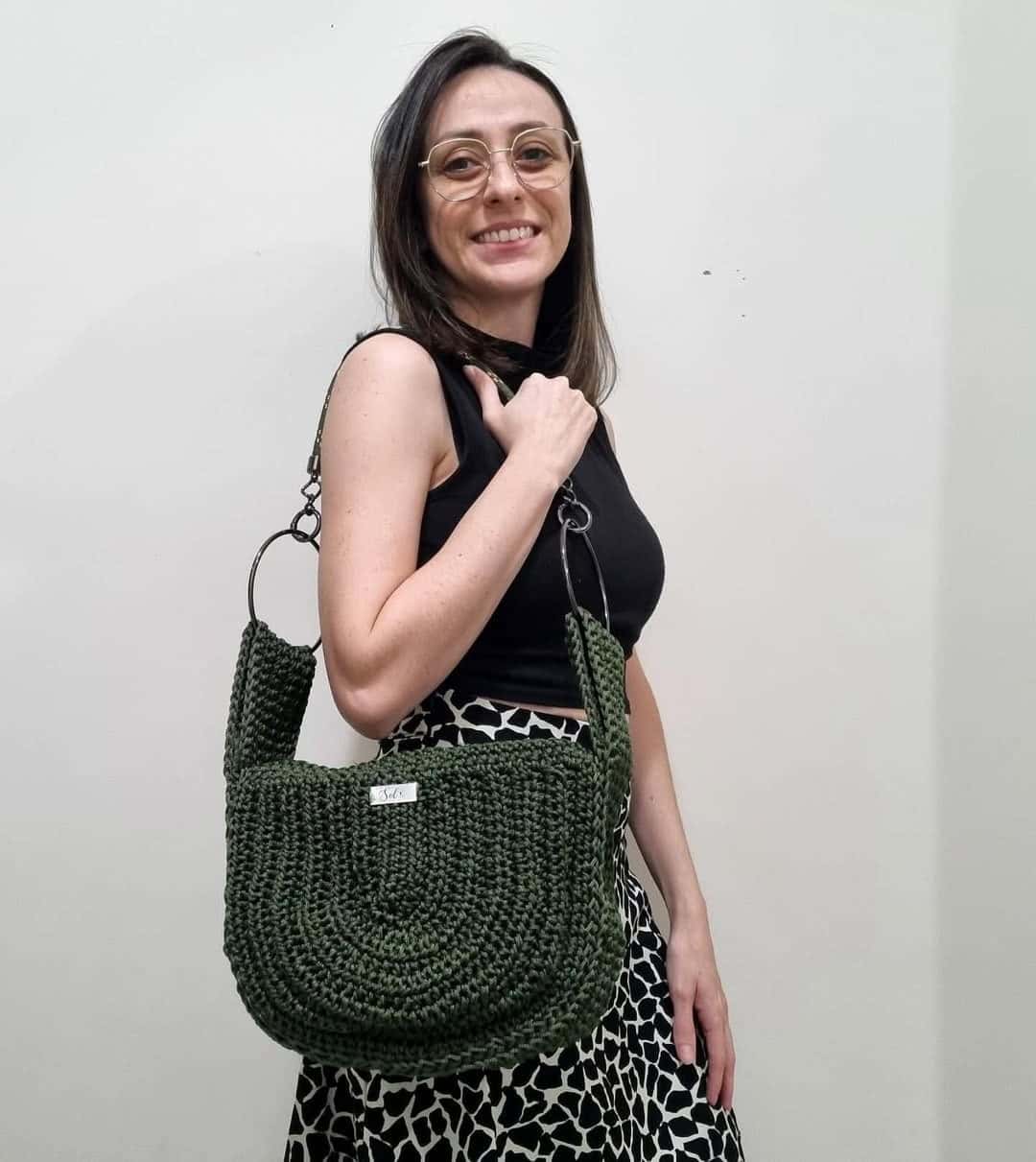 Bolsa Mendoza verde-musgo, meia-lua grande, usada no ombro