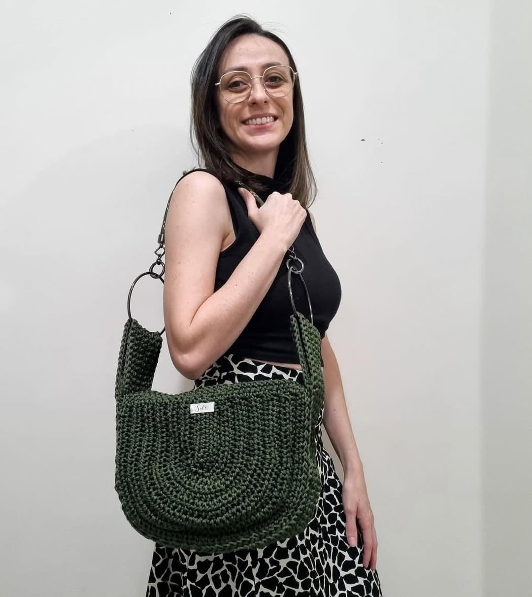 Bolsa Mendoza verde-musgo, meia-lua grande, usada no ombro