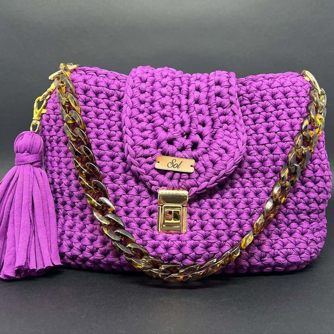 Bolsa Milão magenta com aba, fecho dourado, tassel e corrente