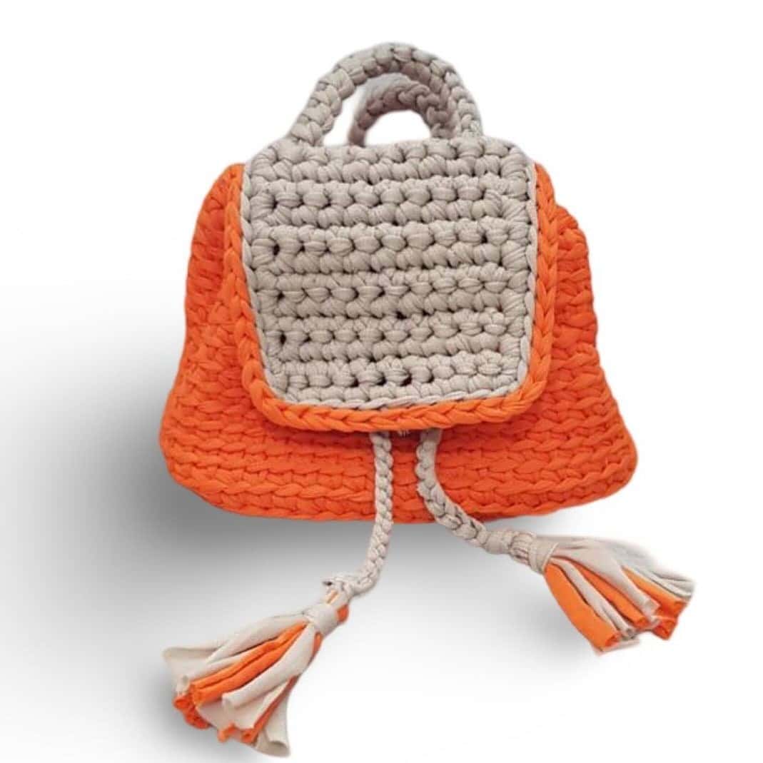 Mochila infantil laranja com aba bege e tassels