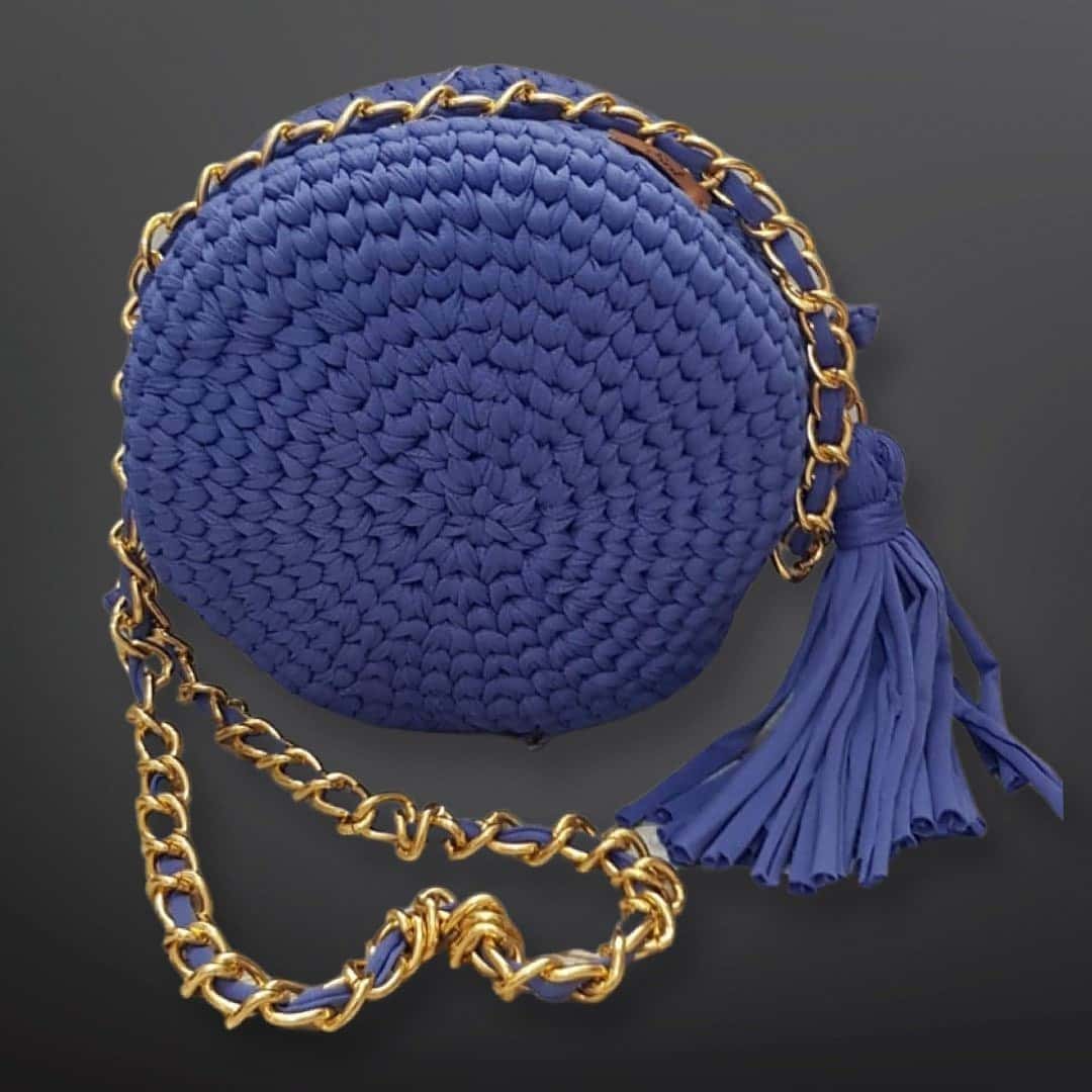 Bolsa Noronha redonda azul com corrente dourada entrelaçada e tassel