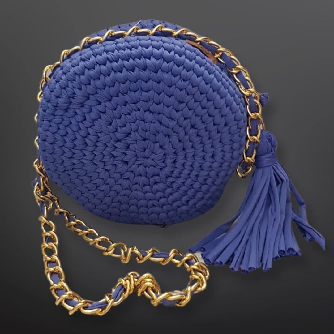 Bolsa Noronha redonda azul com corrente dourada entrelaçada e tassel
