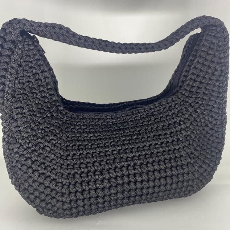 Bolsa Nova Iorque preta em formato meia-lua, toda em crochê