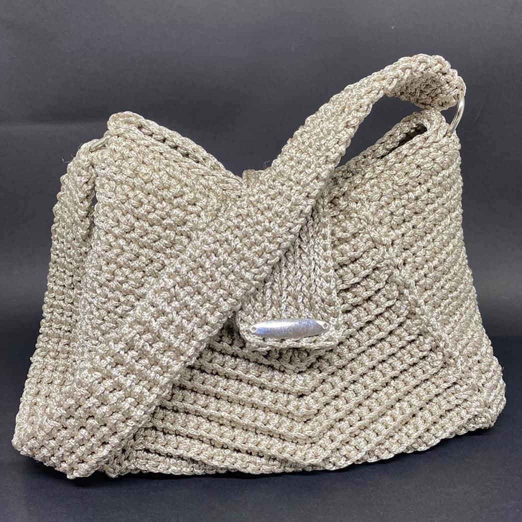 Bolsa Pequim prata em crochê geométrico, com alça de ombro larga e fecho metálico
