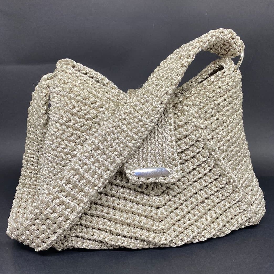 Bolsa Pequim prata em crochê geométrico, com alça de ombro larga e fecho metálico