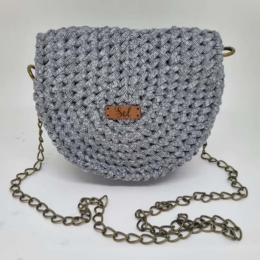 Bolsa Rio de Janeiro em meia-lua, fio de malha cinza mesclado, com corrente em ouro velho