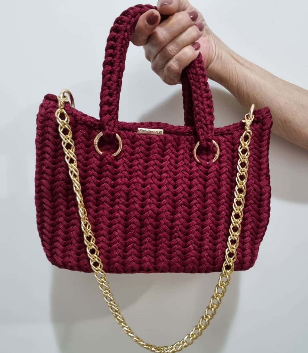 Bolsa Sampa marsala com alça dupla de mão em crochê e corrente dourada