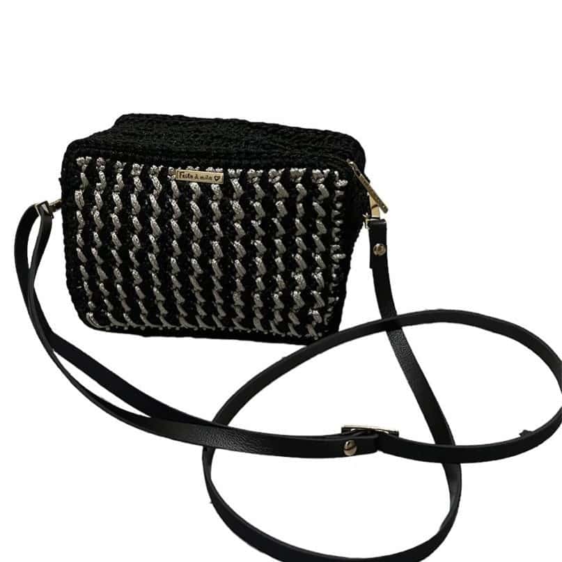 Bolsa Sardenha retangular em crochê preto e prata, com zíper e alça tiracolo tipo couro preto
