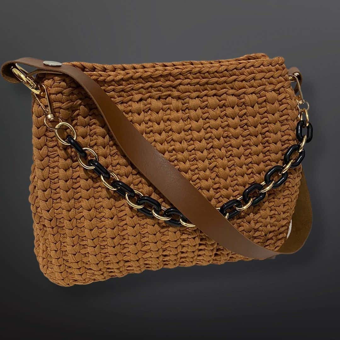 Bolsa Sevilha caramelo com alça tipo couro e corrente de elos pretos