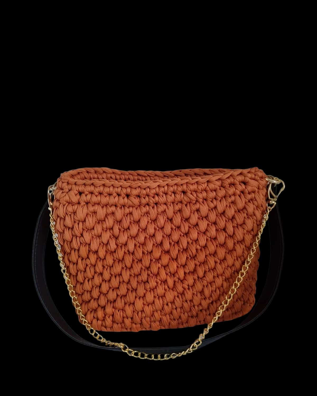 Bolsa Sevilha terracota com alça tipo couro preto e corrente dourada, foto de catálogo em fundo neutro