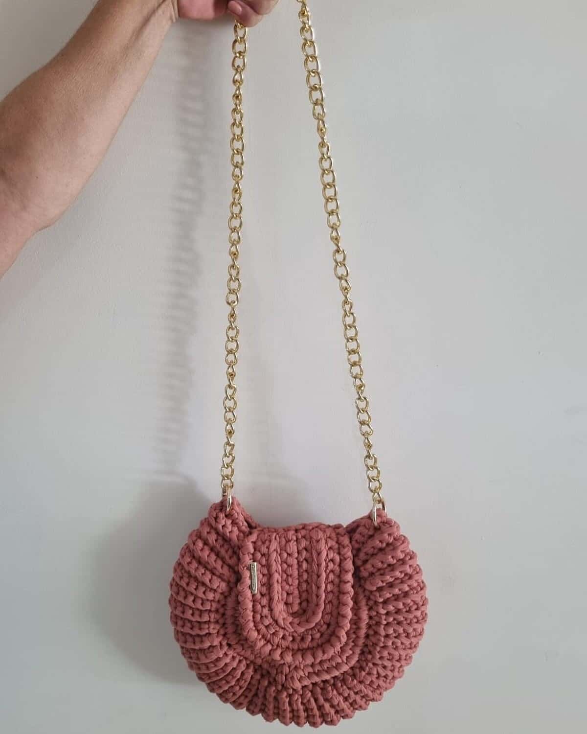 Bolsa Sintra redonda na cor hibisco, suspensa pela corrente dourada