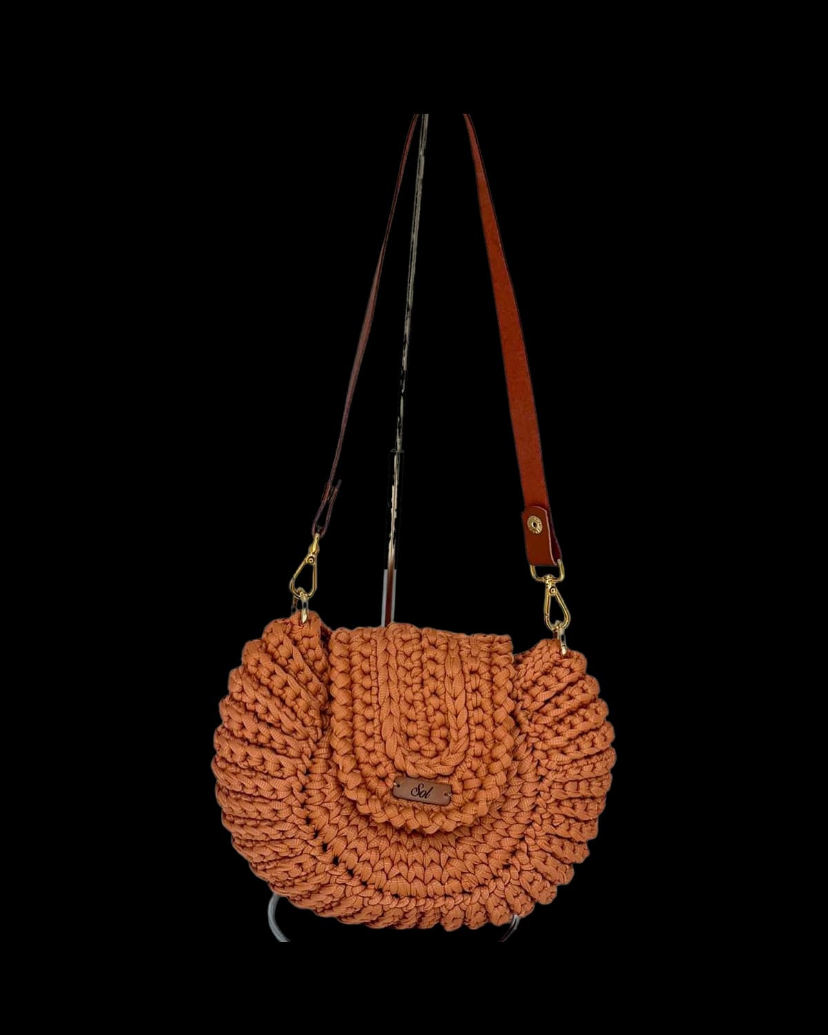 Bolsa Sintra redonda em crochê terracota com alça tipo couro, foto de catálogo em fundo neutro