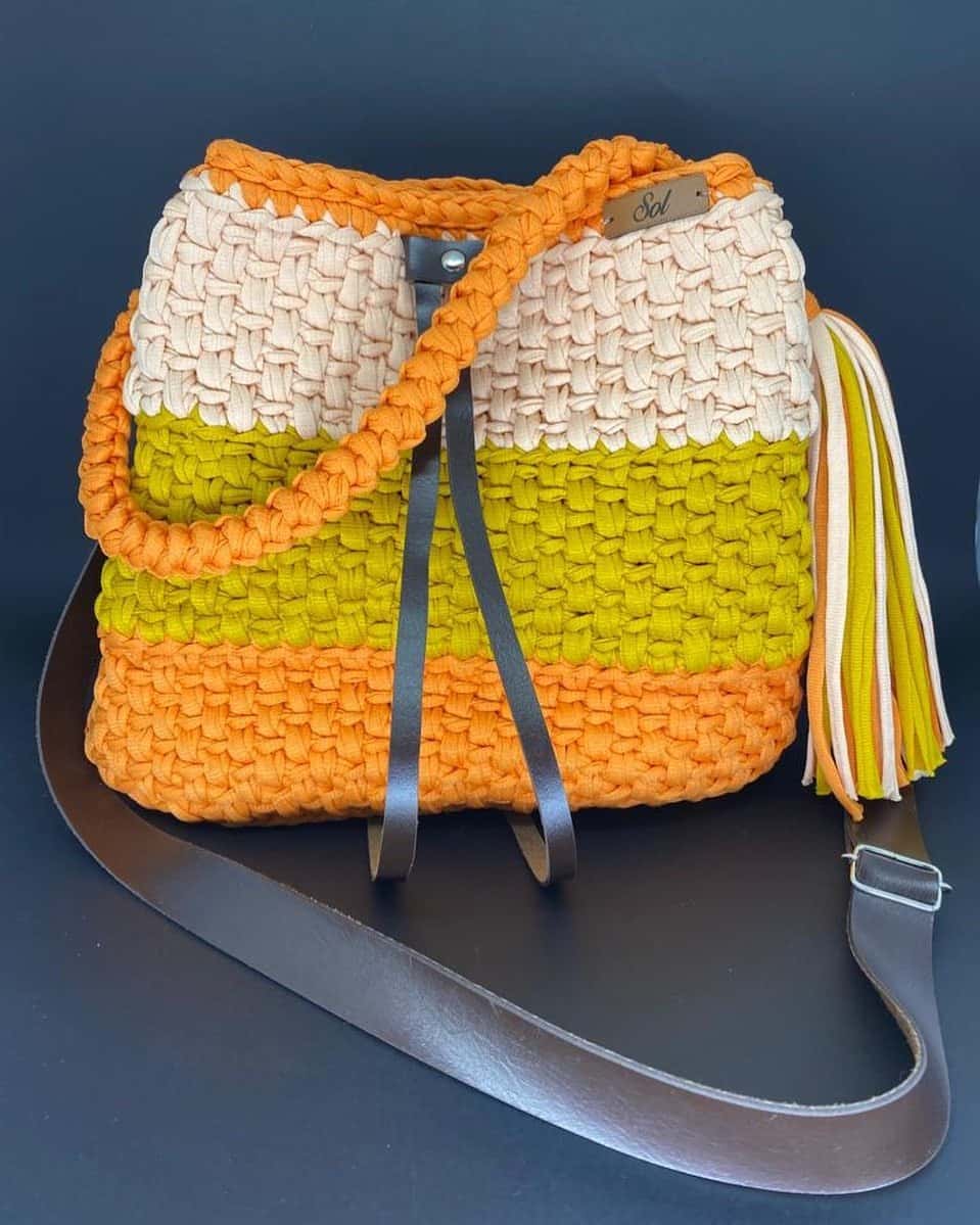 Bolsa saco Viena em faixas laranja, amarelo-lima e rosa-claro, com alça tipo couro