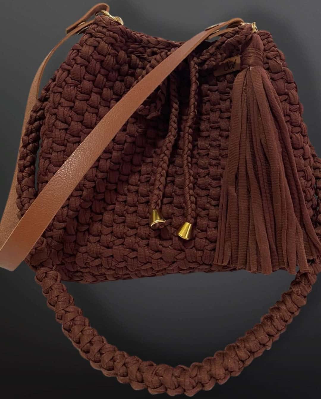 Bolsa saco Viena marrom com tassel, alça tipo couro e alça em crochê