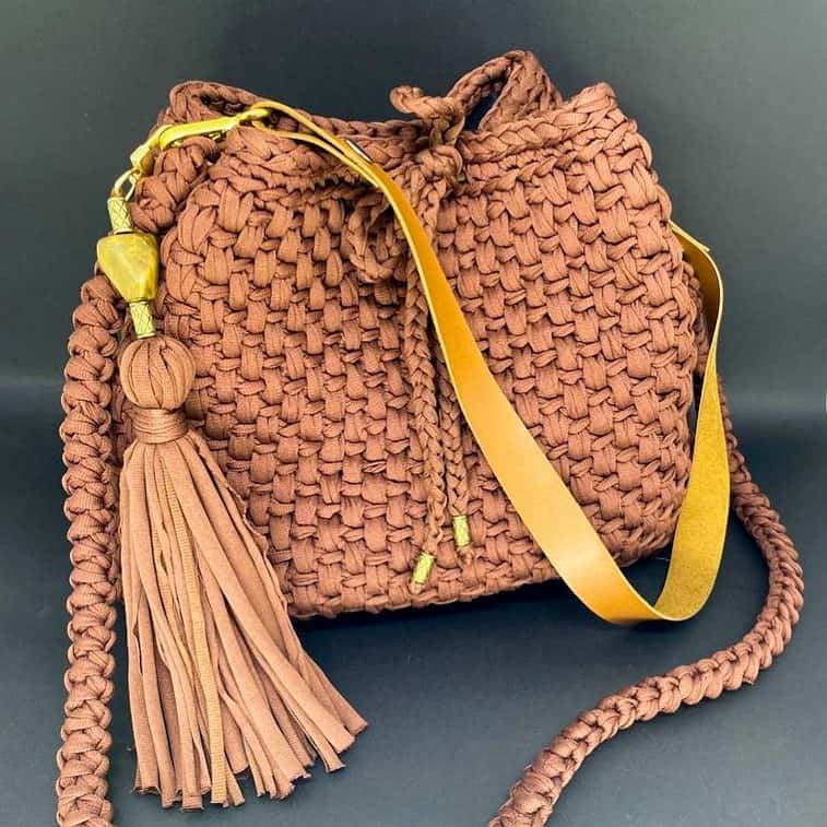 Bolsa saco Viena caramelo com tassel e alça tipo couro amarela
