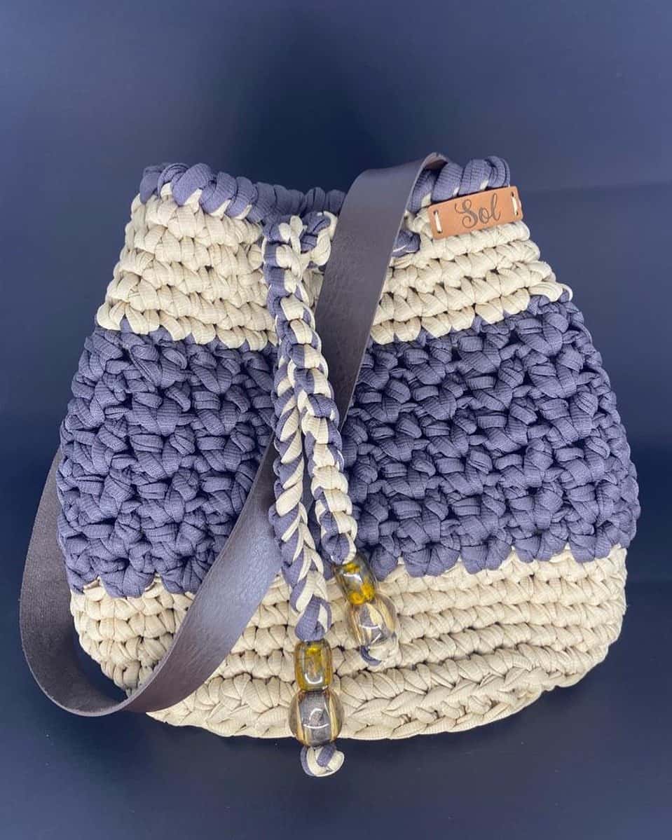 Bolsa saco Viena Mini em faixas azul e cru, com fundo redondo e alça tipo couro
